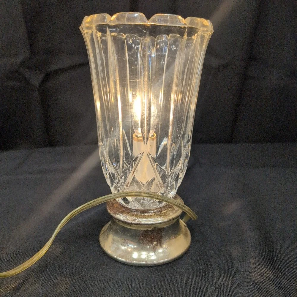 Vintage Electric Hurricane Accent Lamp Clear Cut Glass Silver Base - Picture 2 of 8